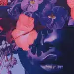 Homme aux fleurs affichant un personnage surréaliste orné de fleurs colorées.