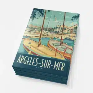 Illustration rétro du port d'Argelès-sur-Mer, avec bateaux à voile, mouettes. Couleurs bleu et beige dominantes.