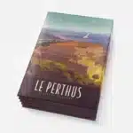Affiche illustrée du Fort de Bellegarde au Perthus, tons vert, orange, beige, paysage montagneux, ciel bleu.